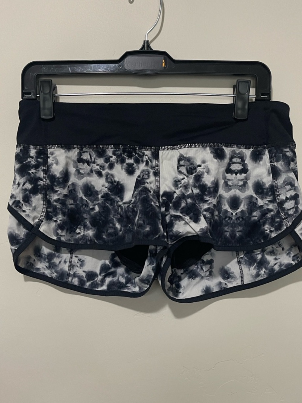 Lululemon Black Roses Speed Up Short Size 6 Black and white